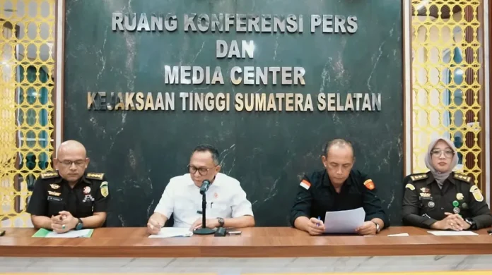 Penetapan tersangka diumumkan langsung oleh Kepala Kejaksaan Tinggi Sumsel, Dr Ketut Sumedana, dalam konferensi pers di Media Center Kejati Sumsel, Palembang, Selasa (28/4/2026).