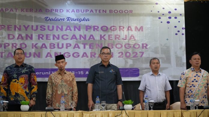Sekretaris Daerah Kabupaten Bogor, Ajat Rochmat Jatnika, memberikan apresiasi tinggi kepada Sekretariat DPRD (Sekwan) yang lebih dulu memulai pembahasan program dan rencana kerja (Renja) DPRD Tahun Anggaran 2027.