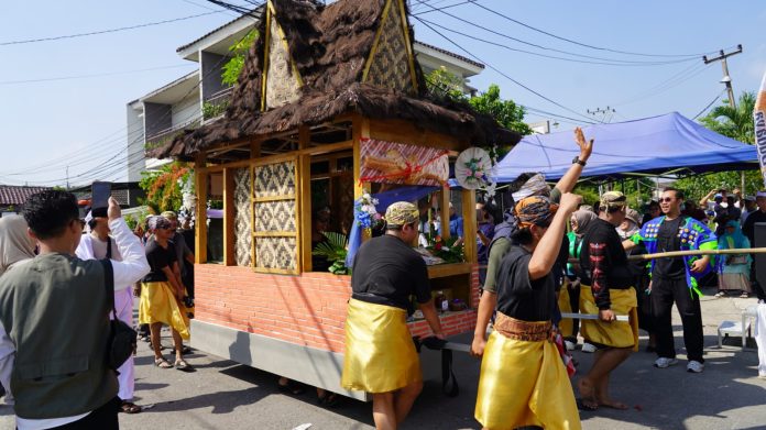 Pawai budaya dalam rangka Lebaran Desa Bojonggede, Minggu (26/4/2026).