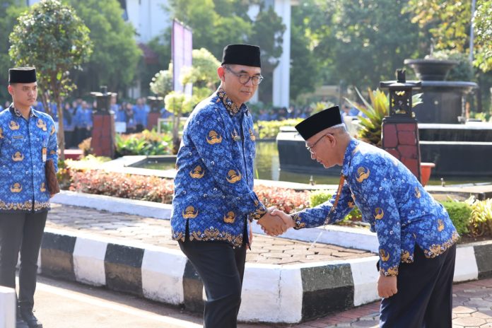 Sekretaris Daerah (Sekda) Kabupaten Bogor, Ajat Rochmat Jatnika, memimpin langsung upacara yang berlangsung di halaman Kantor Sekretariat Daerah.