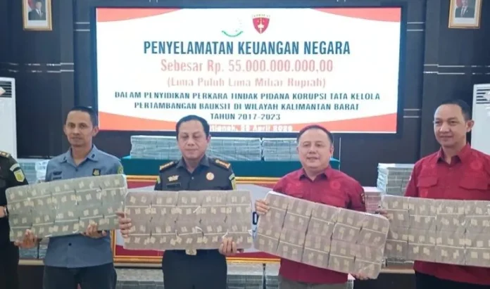 Kejaksaan Tinggi Kalimantan Barat (Kejati Kalbar) kembali mencatatkan capaian signifikan dengan menyelamatkan uang negara sebesar Rp55 miliar dalam pengembangan perkara dugaan korupsi tata kelola pertambangan bauksit periode 2017–2023.