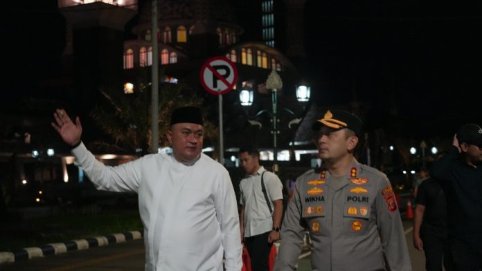 Bupati Bogor Rudy Susmanto bersama Kapolres Bogor melakukan monitoring langsung keberangkatan 115 bus yang mengangkut ribuan pekerja menuju Monumen Nasional (Monas)