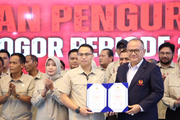 Bupati Bogor Rudy Susmanto resmi mengukuhkan kepengurusan KONI Kabupaten Bogor periode 2026–2030 dalam sebuah seremoni di Harris Hotel & Convention Cibinong City Mall, Senin (4/5/2026) malam.