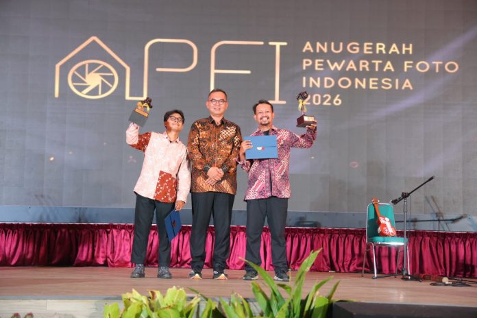 Mewakili Bupati Bogor, Sekretaris Daerah (Sekda) Kabupaten Bogor, Ajat Rochmat Jatnika mendampingi Wakil Menteri Dalam Negeri, Bima Arya dalam acara Anugerah Pewarta Foto Indonesia (APFI) Tahun 2026 yang digelar di Auditorium Setda Kabupaten Bogor, Jumat (8/5).
