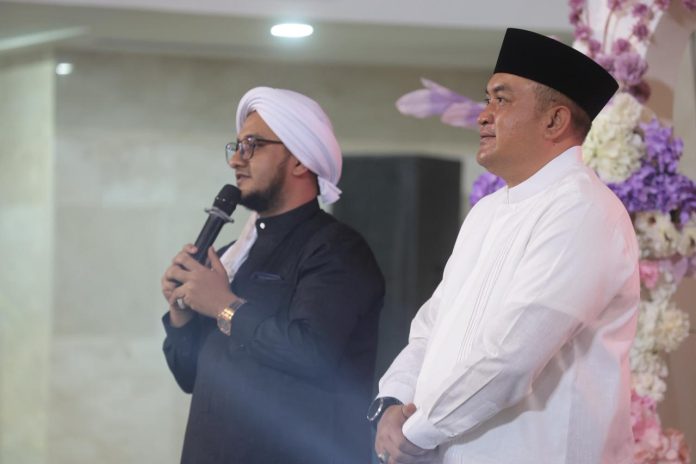 Rudy Susmanto mengajak masyarakat memperkuat iman dan kebersamaan melalui Shalat Subuh berjamaah yang digelar di Masjid Nurul Wathon, Cibinong, Rabu (13/5/2026).
