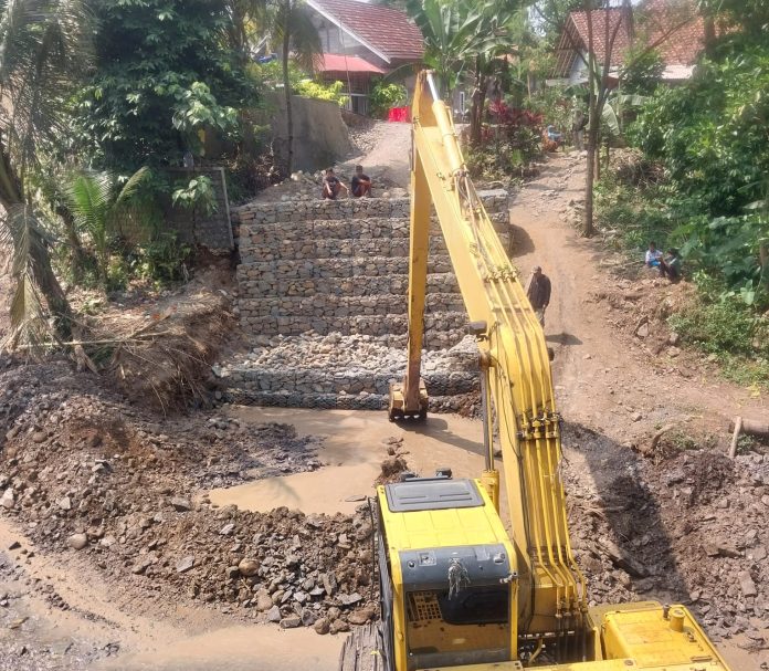 Pemerintah Kabupaten Bogor mulai melakukan pemasangan Jembatan Bailey di lokasi ambruknya Jembatan Cigoha, Desa Antajaya, Kecamatan Tanjungsari, Kamis (14/5/2026).